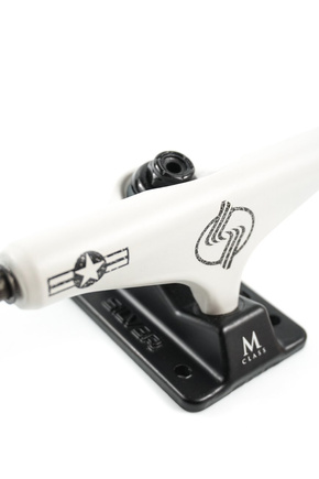 Nákladní automobily Stříbrná - Třída M Dutá bílá/černá